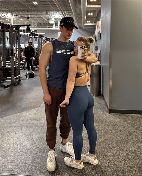 Couple pics, fit couples, gym couple, gym pic, fitness aesthetic Gym Couple Poses, Couple Poses Ideas, Gym Poses, Gym Pic, Hotel Workout, Couple Workout, Gym Couple, Fitness Aesthetic, Gym Pictures