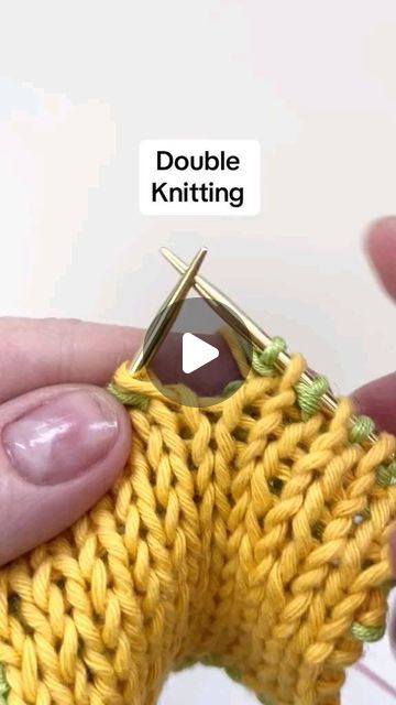 Diy Knitting Projects, Knitting Videos, How To Purl Knit, Diy Knitting, Knitting Tutorial, Knitting Techniques, Tag A Friend, Knitting Stitches, Machine Knitting