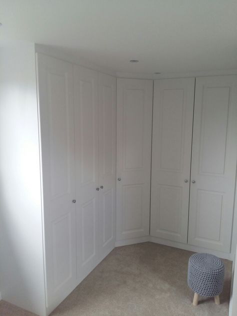 Built in corner wardrobe Corner Closet Small Bedroom, Corner Wall Wardrobe Ideas, Fitted Corner Wardrobes, Built In Wardrobe Ideas Corner, Corner Closet Built In, Corner Closet With Doors, Corner Built In Wardrobe, Corner Wardrobe With Dressing Table, One Door Corner Wardrobe