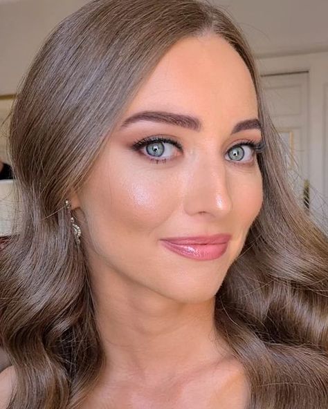 Lisa Shannon on Instagram: "NATURAL SOFT GLAM 🎀 My favourite makeup, the kind of makeup that enhances your features without overwhelming them. This makeup looks easy but actually takes alot of work with light layering, specific placement and lots of polishing and buffing to make it look effortlessly perfect. Even down to placing a tap of highlight on the cheek exactly where the sunlight hits. Allow the faces you paint to be your inspiration there is so much beauty in each and every face 🌸🙏💕 Makeup Looks Easy, Simple Wedding Makeup, Engagement Makeup, Bridesmaid Hair Makeup, Formal Makeup, Spring Hair Color, Glam Makeup Look, Bridal Makeup Looks, Wedding Hair Inspiration