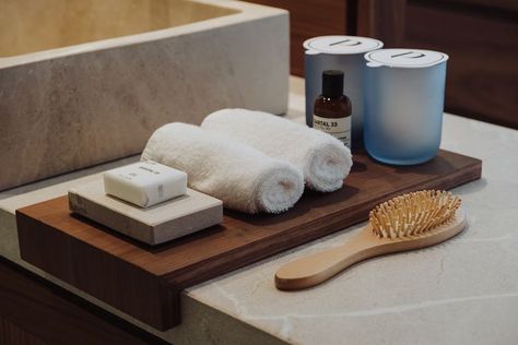 Hotel Amenities Design, Luxury Hotel Amenities, Amenities Hotel Ideas, Bath Accessories Ideas, Hotel Bathroom Amenities, Hotel Amenities Ideas, Boutique Hotel Bathroom, Hotels Bathroom, Luxury Hotel Bathroom