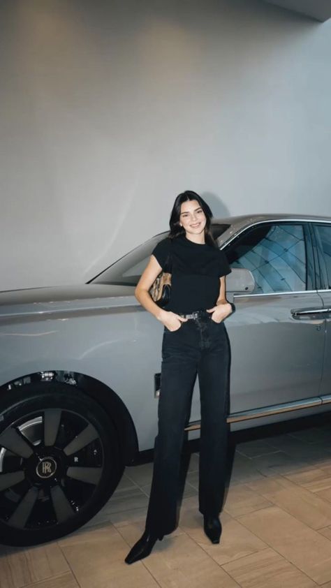 Kendall Jenner Kendall In Black Outfit, Kendal Casual Outfit, Kendall Going Out Outfits, All Black Outfit Kendall Jenner, Kendall Jenner Tshirt Outfits, Kendle Jenner Aesthetic, Kendall Jenner Business Casual, Kendall Jenner Business Style, Kendall Jenner All Black Outfit