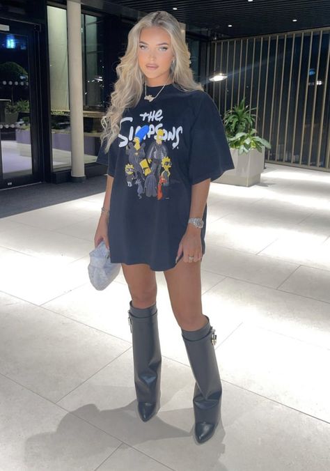 Oversizd Tshirt, Street Style Party Outfit, Big T Shirt And Boots Outfit, Oversized Shirt As A Dress, Oversized Going Out Outfit, T Shirts Dress Outfit, Tshirt Club Outfit, Big Tshirt And Boots Outfit, Tights And Oversized Shirts