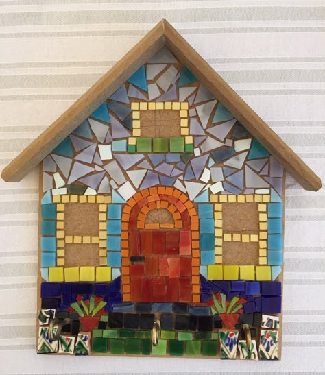 Mosaic Key Holder, Eggshell Mosaic Art, Mosaic Houses, House Mosaic, Eggshell Mosaic, Mini Mosaic, Mosaics Ideas, Mosaic Flower Pots, Mosaic Table Top