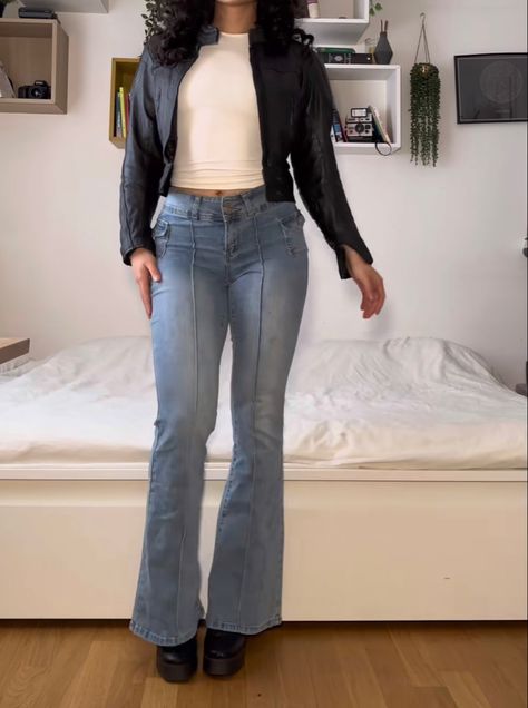 Flare Jeans Outfit High Waisted, Midrise Jean Outfit Y2k, Flare Jeans With Shoes, Black Denim Flares Outfit, Ways To Style Bootcut Jeans, Chunky Boots Flare Jeans, Flared Jeans Heels Outfit, Mid Waist Flare Jeans, Flared Jeans With Heels