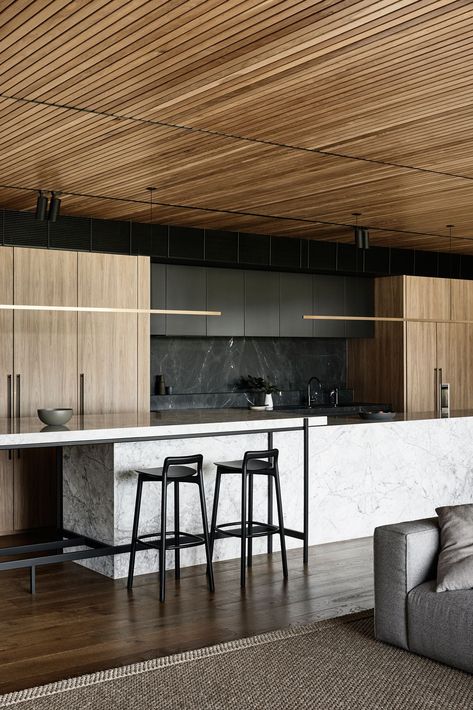 Exploring Beyond The Expected – Main Ridge By Chamberlain Architects Image 24 Angela Pringle, Chamberlain Architects, Dark Timber Floors, Timber Kitchen, Beachfront Villa, Timber Ceiling, Dark Kitchen, The Local Project, Mornington Peninsula