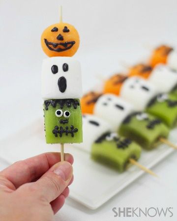 Homemade Halloween Treats, Halloween Snacks For Kids, Dessert Halloween, Recetas Halloween, Fruity Recipes, Fruit Kebabs, Halloween Breakfast, Halloween Food Desserts, Healthy Halloween Treats