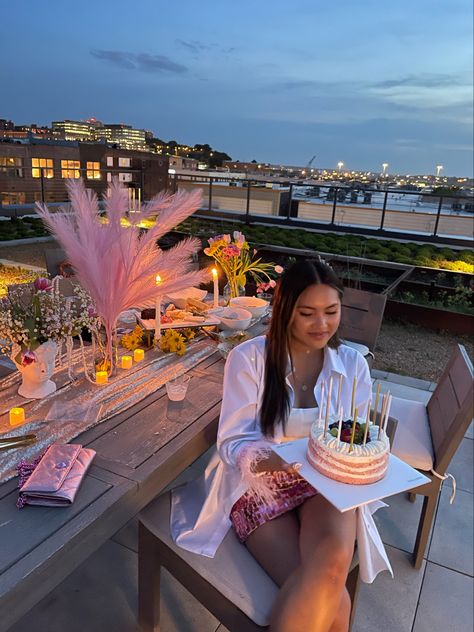 Roof Top Birthday Party Ideas, Rooftop Bday Party Ideas, Birthday Dinner Outfit Pink, Birthday Rooftop Party Ideas, Night Garden Party Outfit, Rooftop Dinner Aesthetic, Rooftop Party Decor, Rooftop Terrace Party, Pink Party Decorations For Adults