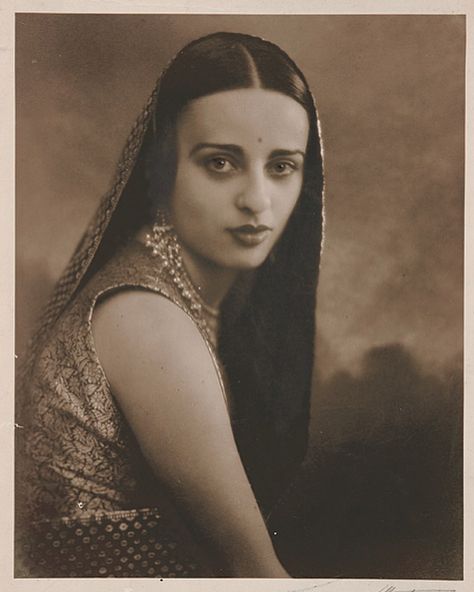 Amrita Sher-Gil. She Was India’s ‘Frida Kahlo’ Amrita Sher Gil, Women Artist, Nostalgic Images, Vintage India, Bold Red Lips, Historical Painting, British Outfits, Vintage Portraits, Women In History