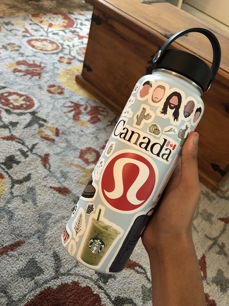 Stickers On Water Bottle Aesthetic, Aquaflask Sticker Ideas, Hydro Flask Stickers Ideas, Hydro Painting, Water Bottle Art, Hydro Flask Bottle, Girls Water Bottles, Hydro Flask Water Bottle, Vsco Pictures