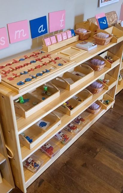 Montessori Early Childhood Classroom, Montessori Home Daycare Set Up, Montessori Classroom Layout Elementary, Montessori Classroom Layout Preschool, Montessori Library Area, Starting A Montessori School, Montessori Tips, Montessori Classroom Layout, Playroom Montessori