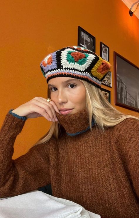 Crochet For Cold Weather, Granny Square Beret, Autumn Crochet Ideas Clothes, Crazy Crochet Hats, Crochet Gift Ideas For Friends, Rita Montezuma, Granny Square Hat, Beret Crochet, Crochet Bucket Hat