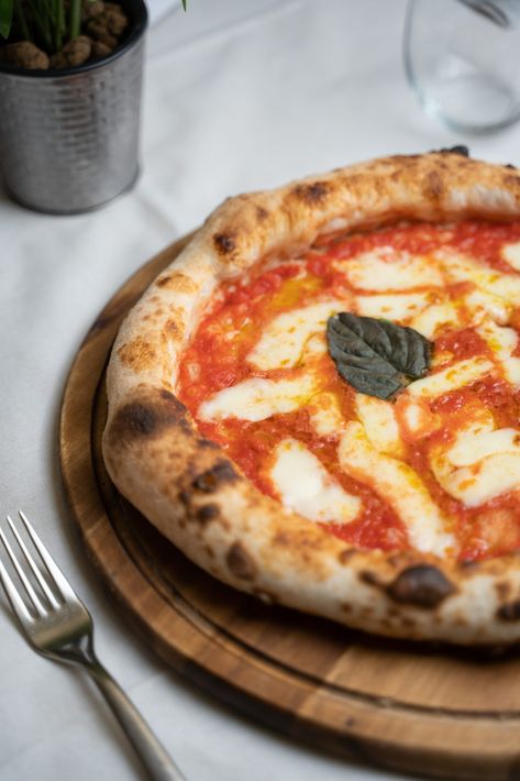 Pizza Margherita Napoli, Margherita Pizza Recipe, Pizza Ball, Amalfi Coast Itinerary, Crispy Pizza, Neapolitan Pizza, Pizza Chef, Types Of Pizza, Classic Pizza