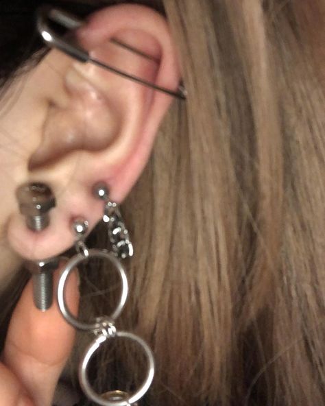 its free on Instagram: “it be ear (me industrial is kinda swollen so dont mind that) also these arent actually screws or safety pin, i purchased them from a…” Piercing Inspo Ear Grunge, Industrial Piercing Aesthetic, Piercing Aesthetic, Industrial Piercing Jewelry, Piercings Ideas, Cool Ear Piercings, Pretty Ear Piercings, Cool Piercings, Piercing Inspo