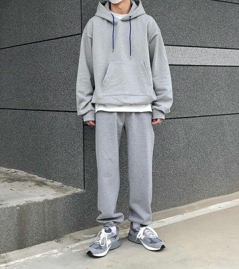 Hoodie Layering Outfit, Outfit Grey Sweatpants, Sweatpants And Hoodie Outfit, Hoodie Layering, Boys Grey Sweatpants, Gray Sweatpants Outfit, Converse Fits, Korean Street Fashion Men, Sweatpants And Hoodie