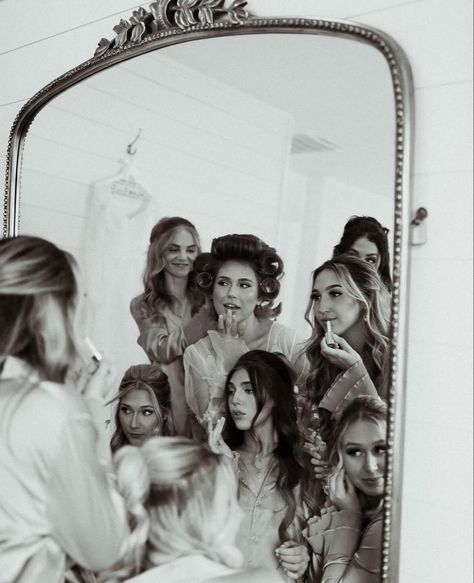 Bride Group Photos, Bridesmaid Photo Inspiration, Bride And Bridesmaid Pictures Robes, Brides Maids Photo Ideas, Bridesmaid Poses Getting Ready, Bridesmaids Aesthetic Vintage, Bridesmaid First Look Photos, Wedding Day Inspiration Photos, Bridal Party Getting Ready Photo Ideas