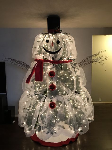 My Frosty the Snowman Christmas Tree ! Snowman Christmas Decorations, Creative Christmas Trees, Unique Christmas Trees, Snowman Christmas Tree, Cool Christmas Trees, Indoor Christmas Decorations, Indoor Christmas, Christmas Tree Themes, Snowman Christmas