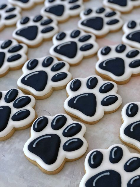 PSU Nittany Lion Paw Prints Paw Cookies, 4de Verjaardag, Cat Cookies, Dog Bakery, Dog Cakes, Sugar Cookie Designs, Cookie Decorating Ideas, Puppy Birthday, Dog Cookies