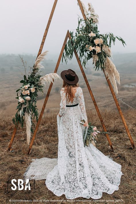 Triangle Wedding Alter, Arch Boho Wedding, Wedding Arbors, Ibiza Wedding, Boho Wedding Decor, Wedding Arbour, Wedding Arches, Boho Wedding Decorations, Wedding Frames