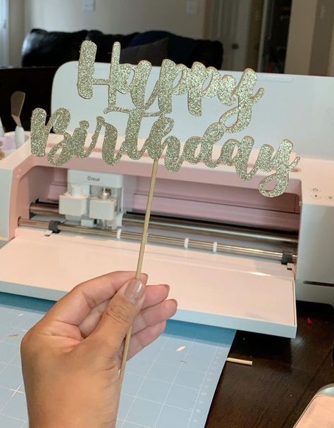 Make Cake Toppers With Cricut Simple Cricut Projects, Cake Toppers With Cricut, Diy Cake Topper Birthday, Cricut Cake, Vinyle Cricut, Cricut Birthday, Cricut Wedding, Cricut Explore Projects, Cake Topper Tutorial