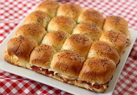 Baked Corned Beef and Swiss Hawaiian Sliders {5-ingredients} Ground Beef Sliders Hawaiian Rolls, Swiss Dip, Sliders Hawaiian Rolls, Hawaiian Sandwiches, Beef Hash Recipe, Ground Beef Sliders, Hawaiian Roll Sandwiches, Baked Corned Beef, Sliders Recipes Beef