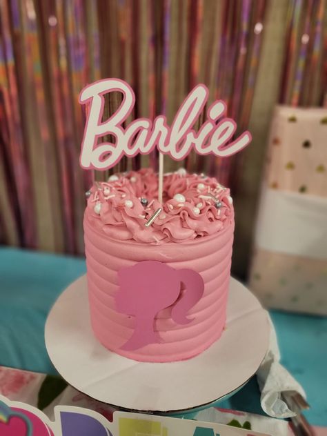 Barbie Round Cake, Barbie Heart Cake, Small Barbie Cake, Barbie Pool Party Cake, Pink Barbie Cake, Birthday Dinner Dresses, Pink Birthday Cake Ideas, Barbie Themed Cake, Barbie Cake Designs