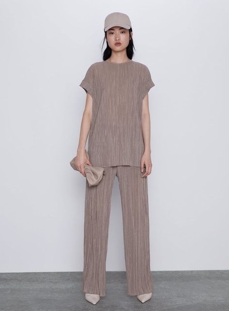 Zara Pleated Pants Pleats Fashion, Textured Tank Top, Colorful Crop Tops, Floral Print Pants, Pleats Please, Round Neck Shirt, Flowy Pants, Wide Leg Linen Pants, Pleated Pants