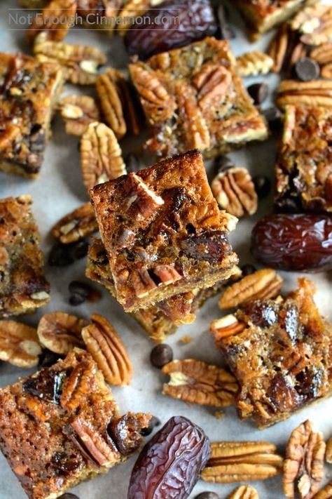 These skinny pecan date bars are much easier than a pecan pie but just as delicious! Plus it's only 123 cal per serving! | Find this dessert recipe on NotEnoughCinnamon.com Date Bars Recipe, Date Bars, Pecan Bars, Date Recipes, Spring Cookies, Pretty Dessert, Baking Tray, Bars Recipe, Pecan Pie