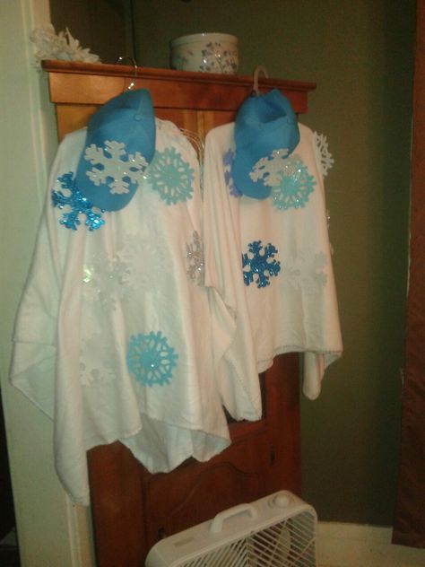 Let It Snow Parade Float Ideas, Winter Wonderland Float Parade, Winter Wonderland Costume Ideas, Snowflake Costume Kids, Winter Costume Ideas, Winter Wonderland Costume, Snowflake Outfit, Foam Snowflakes, Snowflake Costume