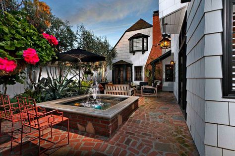 Diane Keaton is known for flipping vintage California properties, and a 1924 home in north Laguna Beach is among them. Now the five-bedroom house, which the Oscar-winning actress bought and sold several years ago, is on the market again, for $3.49 million. Diane Keaton Home, Beachy Landscaping, Beach House Decorating Ideas, Entry Exterior, Laguna Beach House, Moving Ideas, Beach House Decorating, Shingle House, Backyard Bonfire