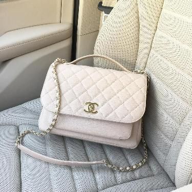 yasss queen Chanel Business Affinity Bag, White Chanel Bag, Tas Bahu, Chanel Cruise, Girly Bags, Pink Chanel, Luxury Purses, Fancy Bags, Pretty Bags