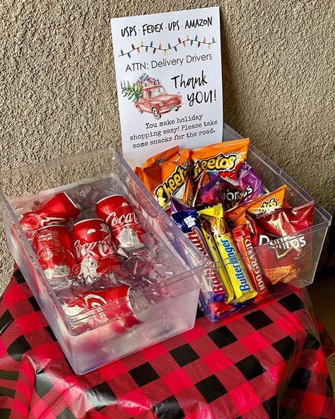 Melissa Mondragon on Instagram: “❤️ We set up a little thank you station for our delivery drivers! I saw this idea on @thegirlwho8everything Insta stories and thought it was…” Delivery Drivers Thank You, Delivery Driver Snack Basket Ideas, Treat Bar Ideas, Road Snacks, Snack Cart, Snack Station, Snack Holders, Treat Bar, Appreciation Ideas