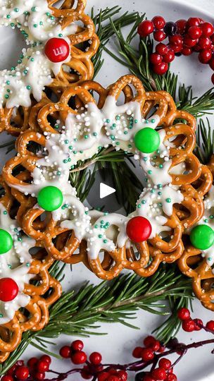 Pretzel Wreath, Pretzel Wreaths, Chocolate Pretzels Christmas, Gluten Free Christmas Desserts, Wreath Recipe, Christmas Pretzels, Pretzel Twists, Chocolate Festival, Festive Centerpieces