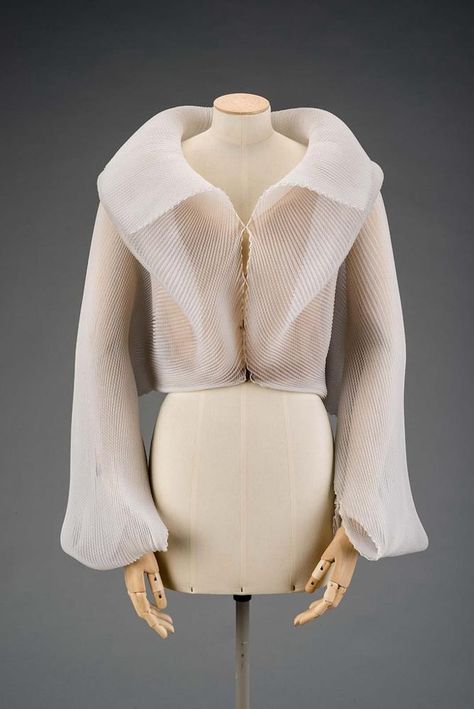 Organza Jacket, Masc Fashion, Conceptual Fashion, London College Of Fashion, Beige Interior, Jacket Beige, Couture Details, Fashion Inspiration Design, Fantasy Clothing