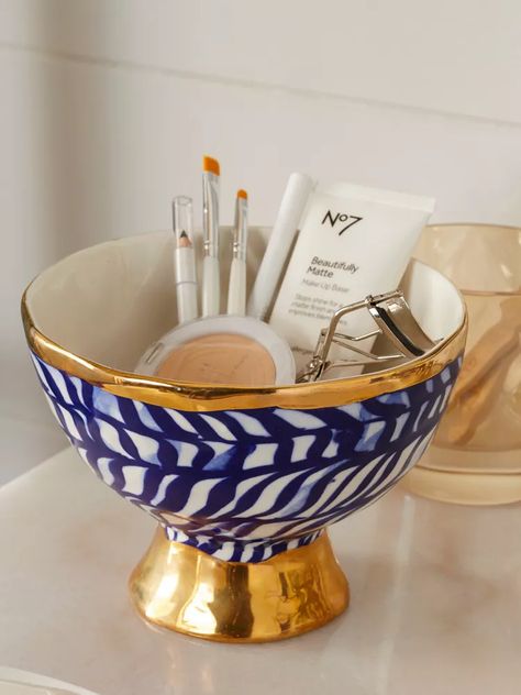 Organization Ideas Bathroom, Products Organization, Makeup Storage Ideas, Bathroom Organization Ideas, Bedroom Fashion, Makeup Tray, Organisation Ideas, Pretty Perfume Bottles, Kitchen Gear