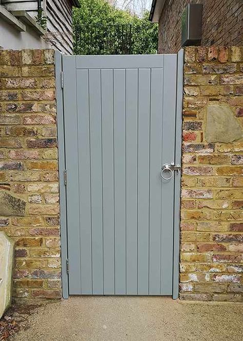 Side Gates Ideas, Painted Garden Gate, Back Gate Ideas, Side Gate Entrance Ideas, Yard Gates Ideas, Garden Doors And Gates, Side Gate Ideas, Garden Gates Ideas, Modern Garden Gate