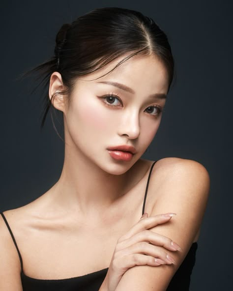 Ava Chen, Makup Looks, Slimmer Face, Fashion Model Poses, Graduation Picture Poses, Glossy Makeup, Self Portrait Poses, Glamour Shots, Portrait Poses