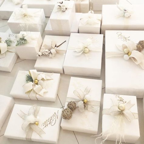 truly.madly.ink | Angela on Instagram: “May all your Christmases be merry and white.❄️🎄⛄️ Professionally gift wrapped 🎁 by @jackie_samvelian and @maryerzer with a touch of…” White Gift Wrapping Ideas For Christmas, Gold And White Gift Wrapping Ideas, White Christmas Wrapping Ideas, White Gift Wrapping Ideas, White Christmas Wrapping, Xmas Wrapping, Christmas Hampers, Elegant Gift Wrapping, Wrapped Gifts