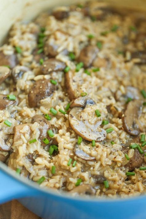 One Pot Mushroom Rice - Easy peasy mushroom rice made in one pot. Really! Even the rice gets cooked right in! It's so creamy and packed with so much flavor! Mushroom Rice Recipes, One Pot Vegetarian Recipes, One Pot Vegetarian, Cheap Vegan, Mushroom Rice, Rice Side, Brown Rice Recipes, Rice Side Dishes, Dirty Dishes