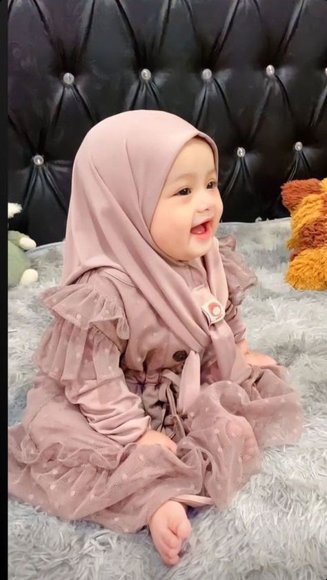 Muslim Kids Fashion, Baby Hijab, Islamic Modest Fashion, Moms Photography, Kids Garments, Islamic Cartoon, Cute Couple Gifts