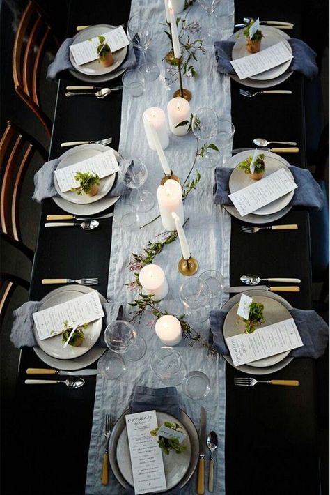 Sophisticated dinner party setting from Athena Calderone. Dinner Party Setting, Wedding Decorations Table Settings, Classy Desk, Dinner Party Settings, Athena Calderone, Dinner Party Decorations, Tafel Decor, Spring Dinner, Dinner Party Table