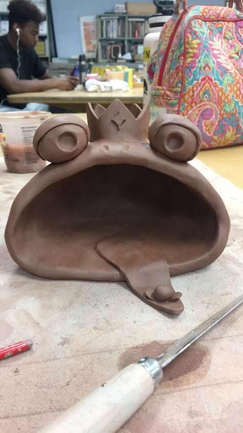 Open Mouth Clay Sculpture, Coil Pot Animals, Frog Pinch Pot, Pinch Pot Animal, Big Clay Projects, Frog Clay Sculpture, What To Make Out Of Clay, What To Do With Clay, Pinch Pot Projects