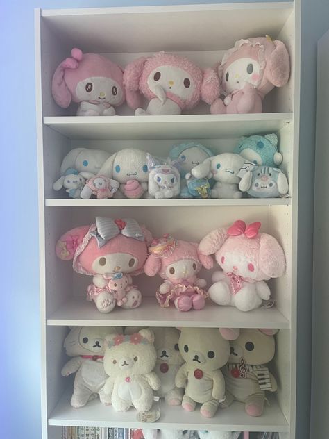 Plush Shelf Ideas, Plushie Display Ideas, Plushie Organization, Stuffie Storage, Plushie Wall, Plushie Shelf, Stuffed Animal Shelf, Plushie Storage, Plush Display