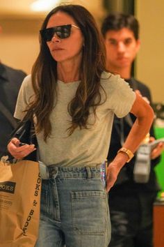 Victoria Beckham Hair, Beckham Hair, Victoria Beckham Jeans, Victoria And David, Graphics Tees, Victoria Beckham Outfits, David And Victoria Beckham, Victoria Beckham Style, Posh Style