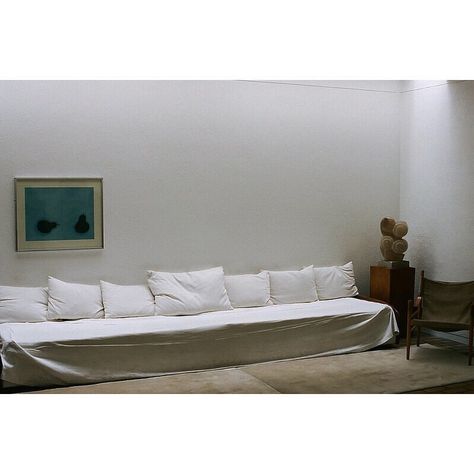 355 Likes, 6 Comments - @pimley_preferred on Instagram: “#KettlesYard” White Couch, White Sofa, Decor Minimalist, Apartment Inspiration, Interior Furniture, Wabi Sabi, Interior Spaces, Interior Inspiration, Home Deco