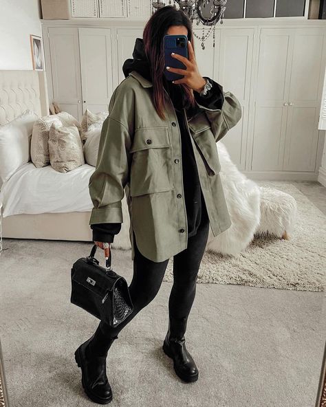 Oversized Khaki Jacket Outfit, Casual Shacket Outfits, Hoody Outfits Women, Oversized Shacket Outfit Women, Black Shacket Outfit, Long Shacket Outfit, Beige Shacket Outfit, Shacket Dress, Beth Bartram