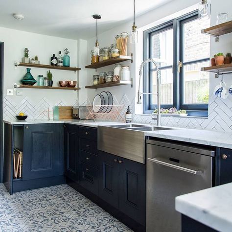 Before and After: How a Narrow Kitchen Was Transformed Without an Extension | Food & Wine Kitchen Remodel Trends, Modern Konyhatervezés, Dark Blue Kitchens, Small Kitchen Remodeling, Peninsula Kitchen, Kitchen Living Rooms, Luxury Kitchen Designs, Kitchen Remodel Countertops, Decorating Your Kitchen