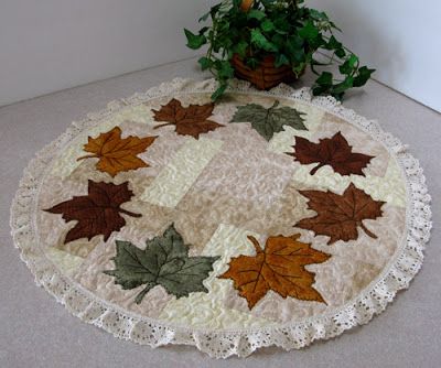 Maple leaf table topper completed Leaf Centerpiece, Centerpiece Tutorial, Fall Sewing, Table Quilts, Quilted Table Toppers, Fall Quilts, Table Runner Pattern, Fall Projects, Quilted Table Runners