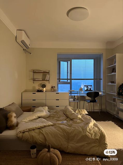 Aesthetic Bedroom Ideas Big Rooms, Aesthetic Couple Room, Big Bedroom Aesthetic, Bed Rooms Ideas For Couples, Xiaohongshu Aesthetic, Small Bedroom Decorating Ideas, Small Bedroom Decorating, Carpet Ideas 2023, Trading Learning