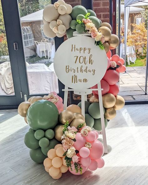 Birthday Decorations 70th Party Ideas, Ideas For A 70th Birthday Party Mom, 70th Birthday Decor Ideas, Garden Ballons Decoration, 70th Party Decorations Ideas, 70th Birthday Party Ideas At Home, Party For Mom Birthday, Women’s Birthday Party Decorations, Floral 50th Birthday Party